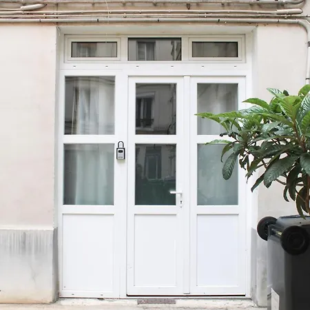 Charming Steps Away From Montmartre París